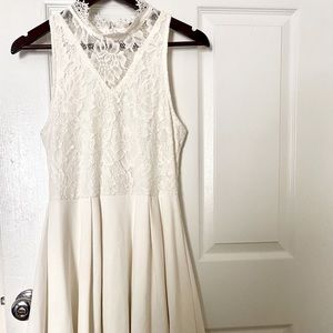 Flowy white lace Francesca’s dress